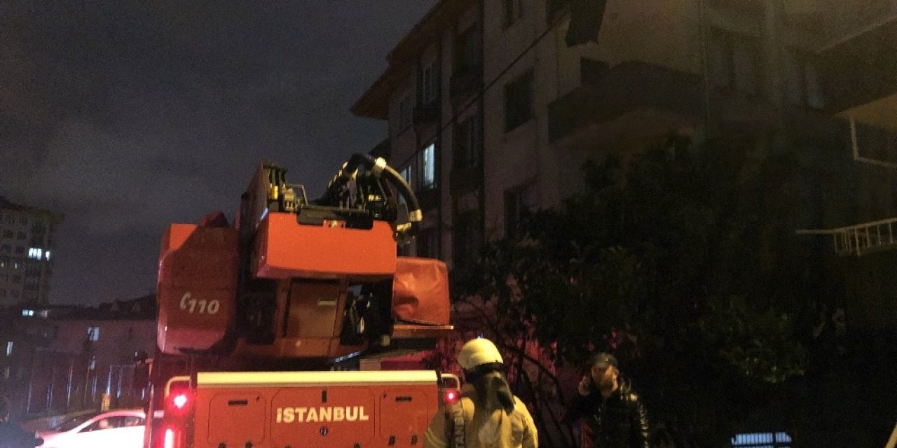 Ümraniye’de şiddetli rüzgar çatıyı uçurdu