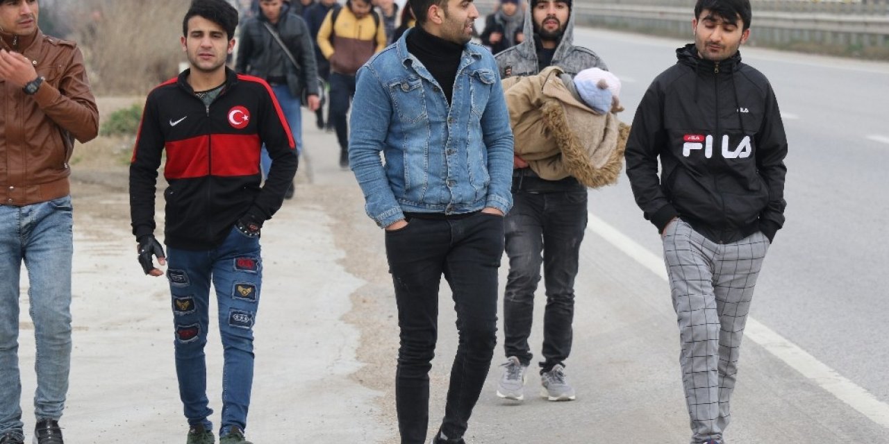Mülteciler Kapıkule’ye yürüyor