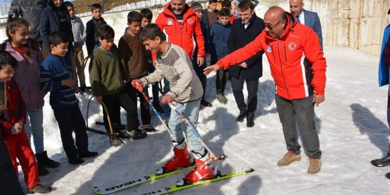 Öğrencilere kayak malzemesi dağıtımı