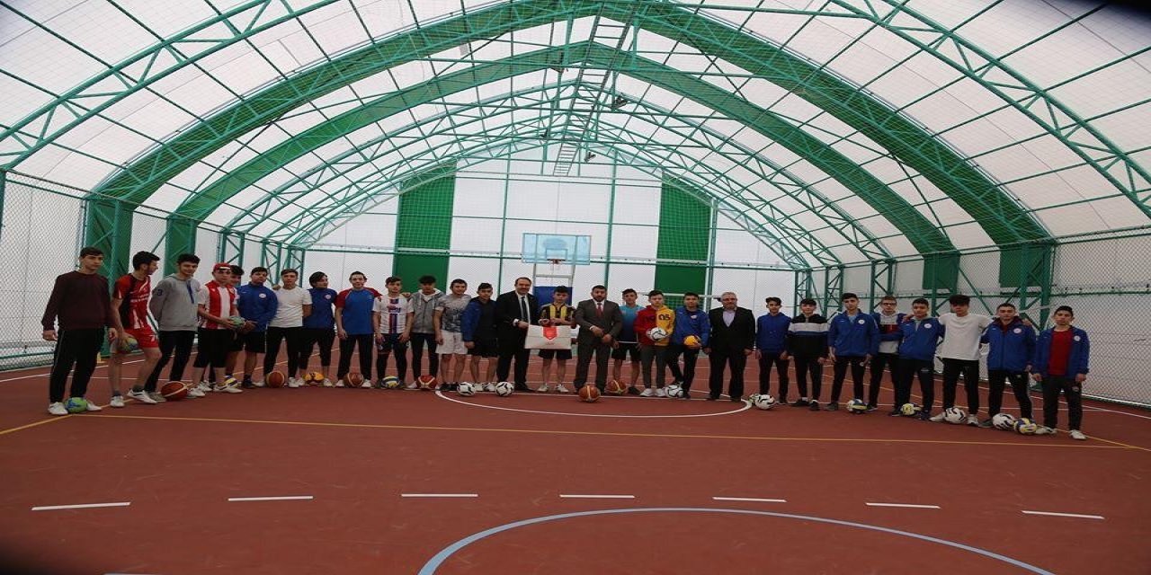 Ulubeyli gençlere spor malzemesi desteği