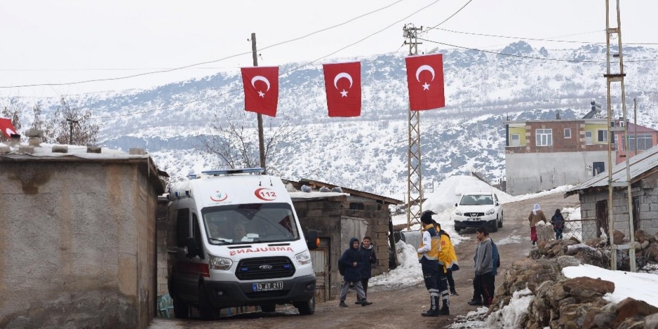 Şehidin haberi ailesine ulaştı, köyü Türk bayrakları ile donatıldı