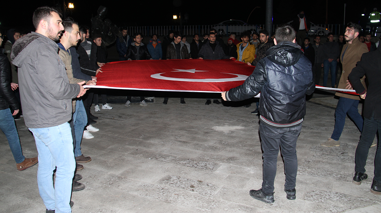 Konya'da yurtta kalan öğrenciler şehitler için yürüdü