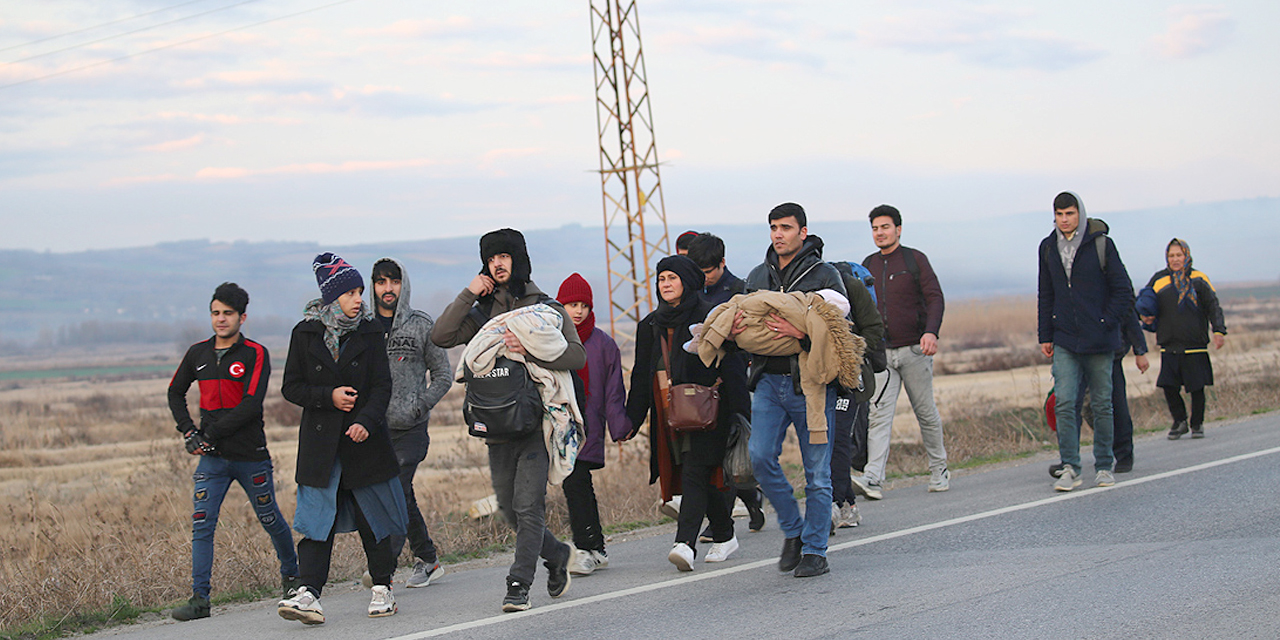 Düzensiz göçmenler Avrupa sınırına ilerliyor