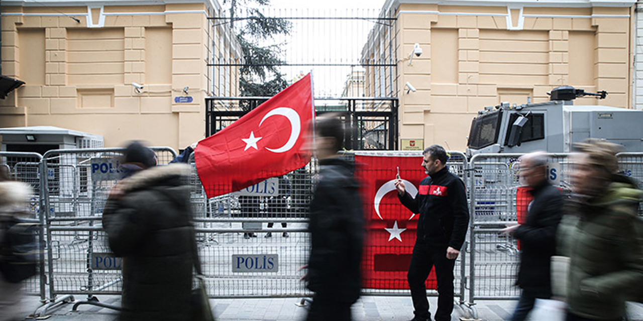 İdlib'deki saldırı Rusya'nın İstanbul Başkonsolosluğu önünde protesto edildi