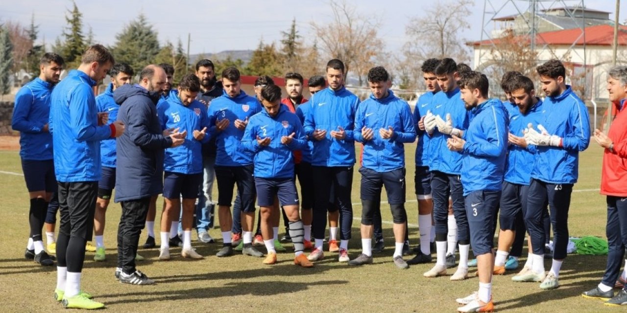 Nevşehir Belediyesporlu futbolculardan antrenman öncesi Mehmetçik için dua