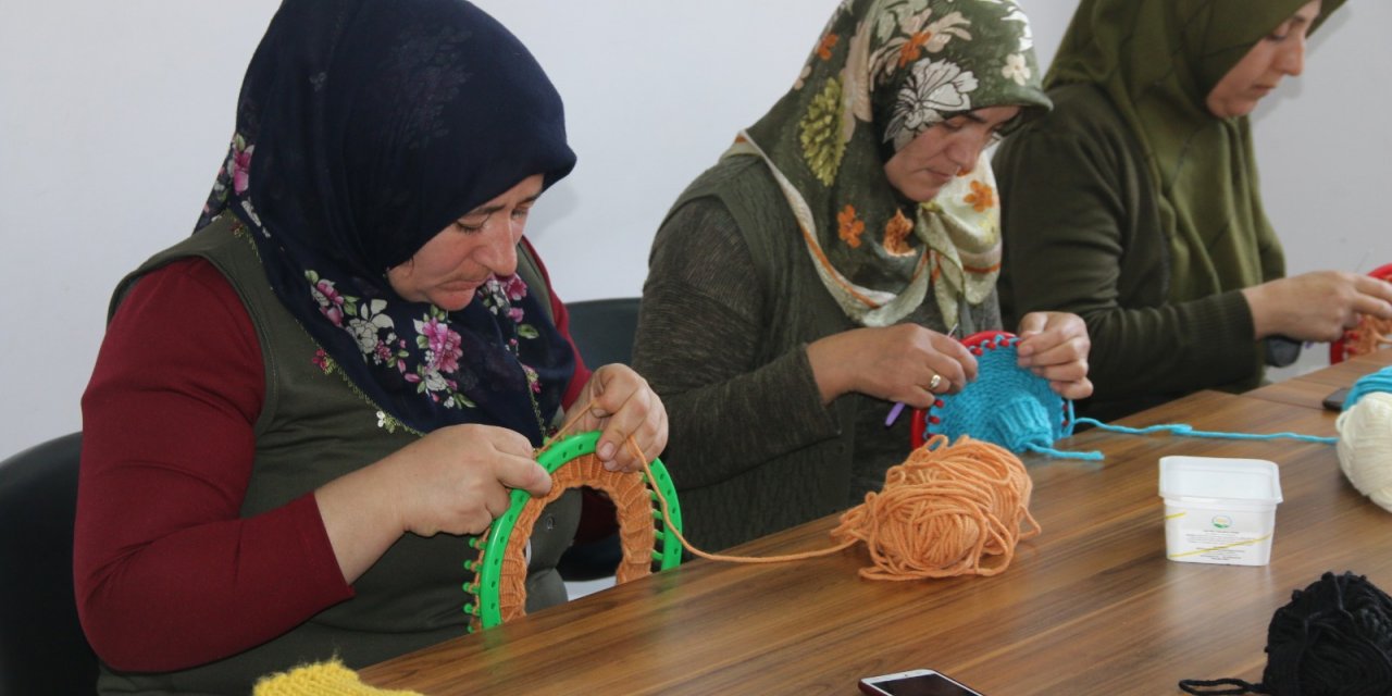 Ulaş'ta kadın kursiyerler ihtiyaç sahibi öğrenciler için atkı ve bere örüyor