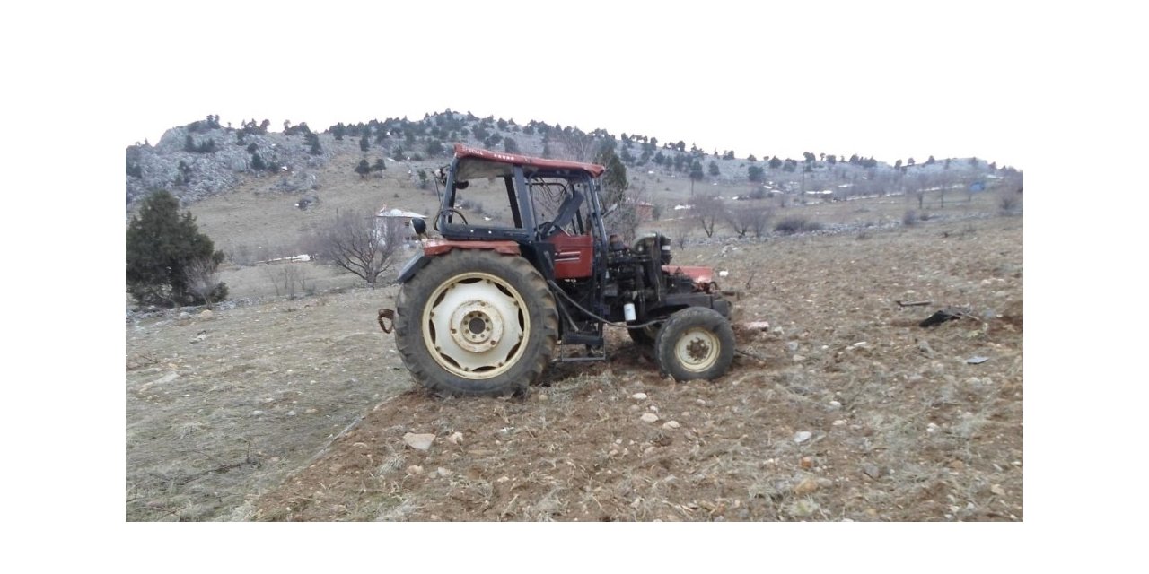 Traktör uçuruma yuvarlandı: 3 yaralı