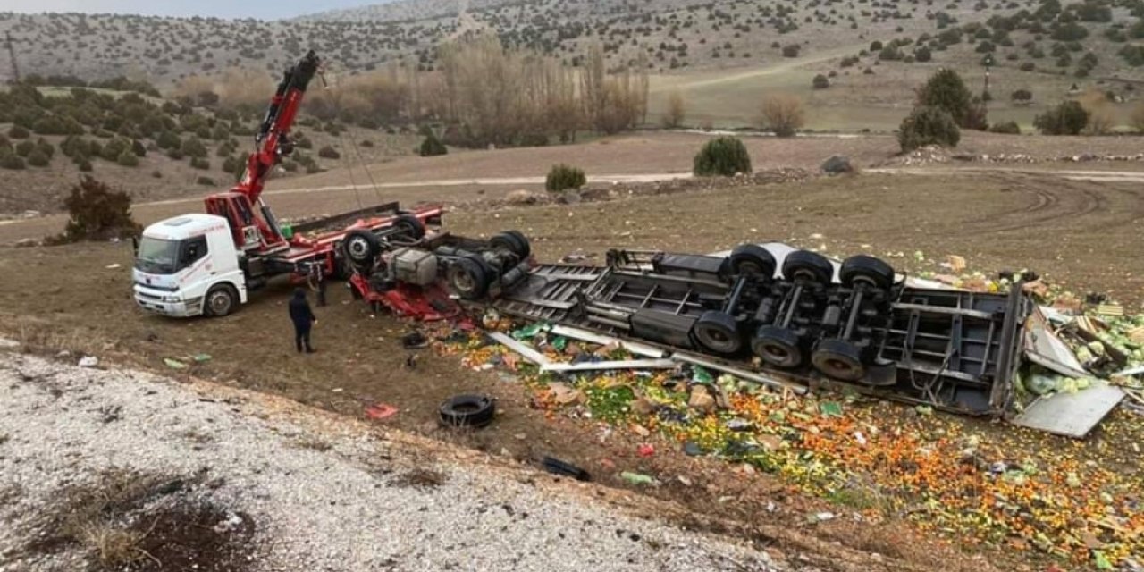 Tır kazasında baba kurutuldu oğlu öldü