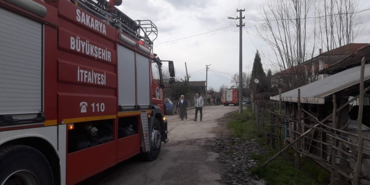 Akyazı’da baca yangını büyümeden söndürüldü