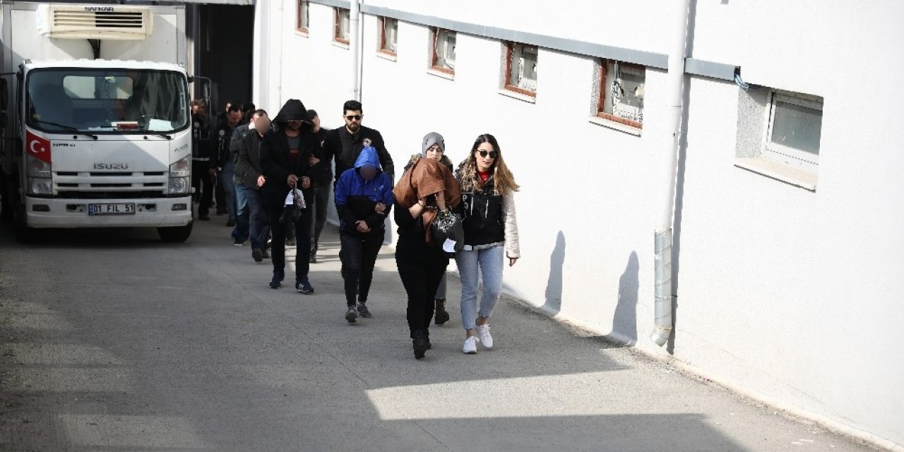 Adana’da 2’si kadın 19 torbacı adliyede