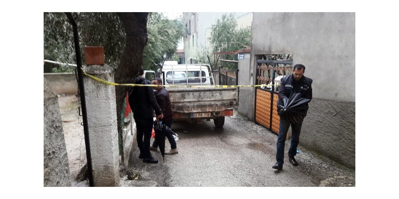 Kamyonetin altında erkek cesedi bulundu