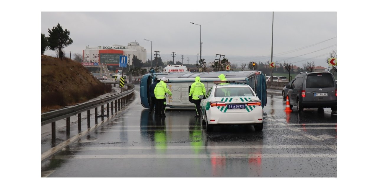 E-5 karayolunda yolcu minibüsü devrildi: 2 hafif yaralı
