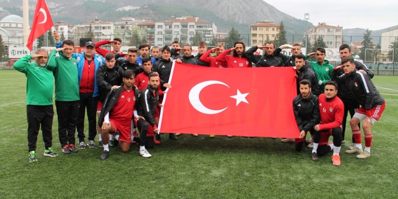 Futbolculardan Mehmetçiğe asker selamlı ve Türk bayraklı destek