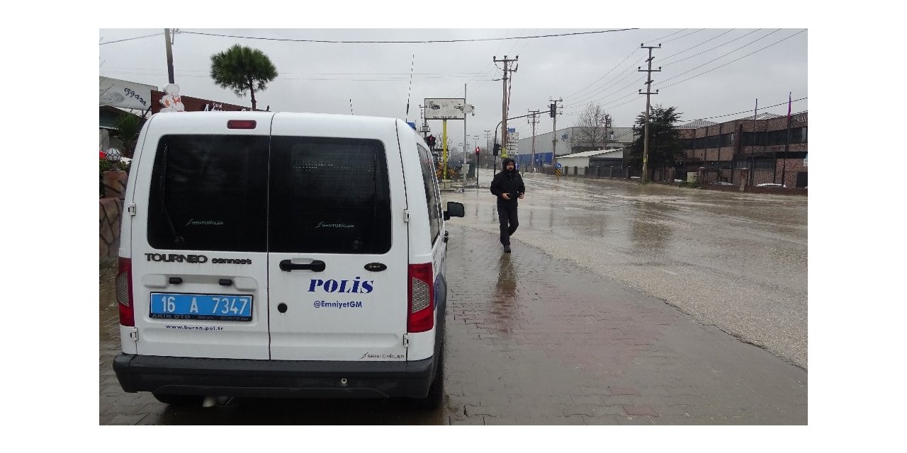 Genç kadını göğsünden vurup yola attılar