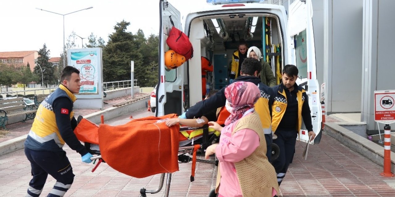 Liseli genç karnına bıçak sapladı