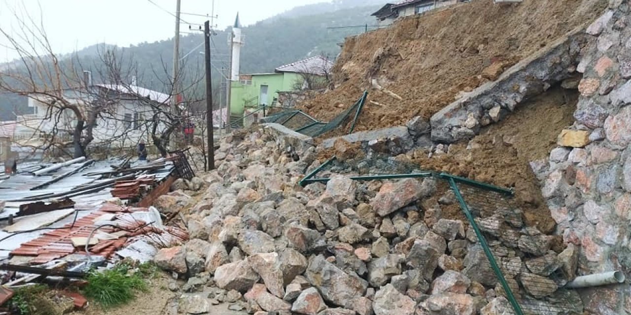 Soma’da istinat duvarı çöktü, mahallenin yolu kapandı