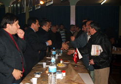 Adaylar'dan delegelere yemek