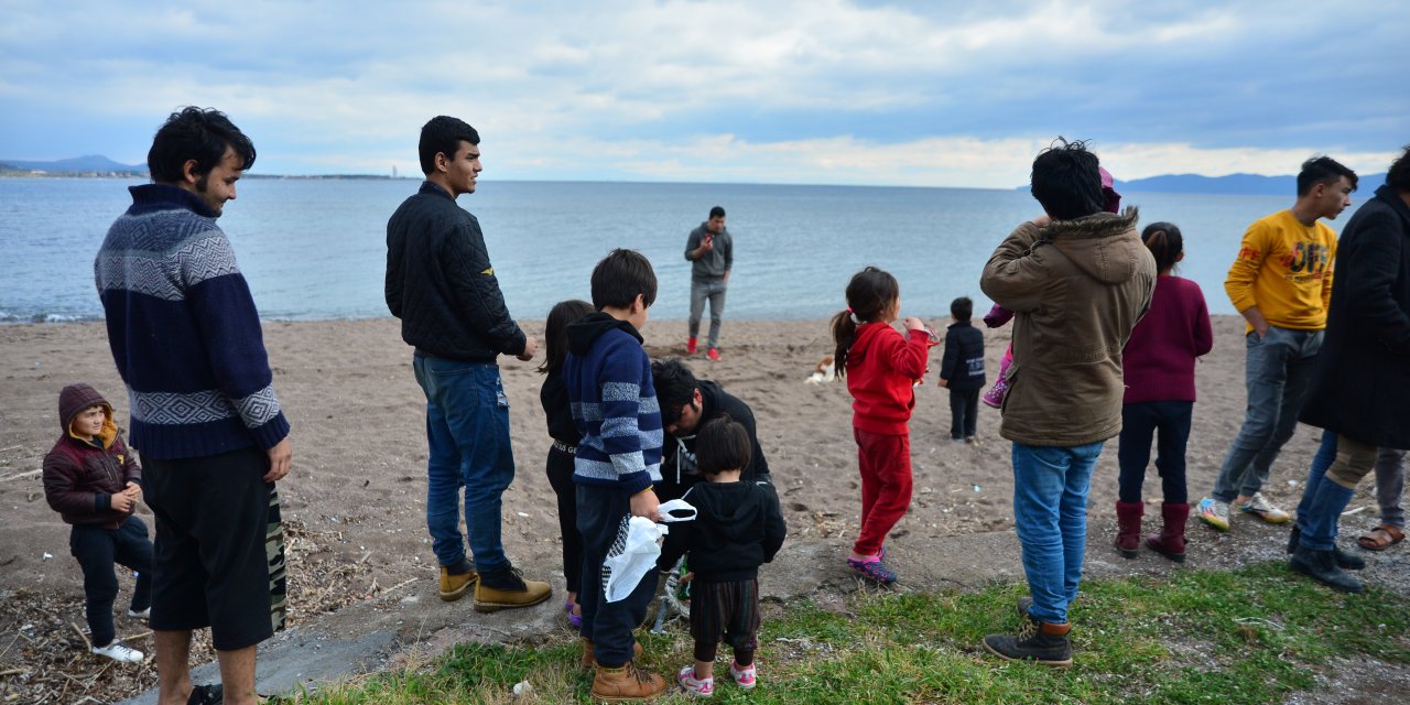 Avrupa'ya gitmek isteyen bir grup düzensiz göçmen Çanakkale sahiline geldi