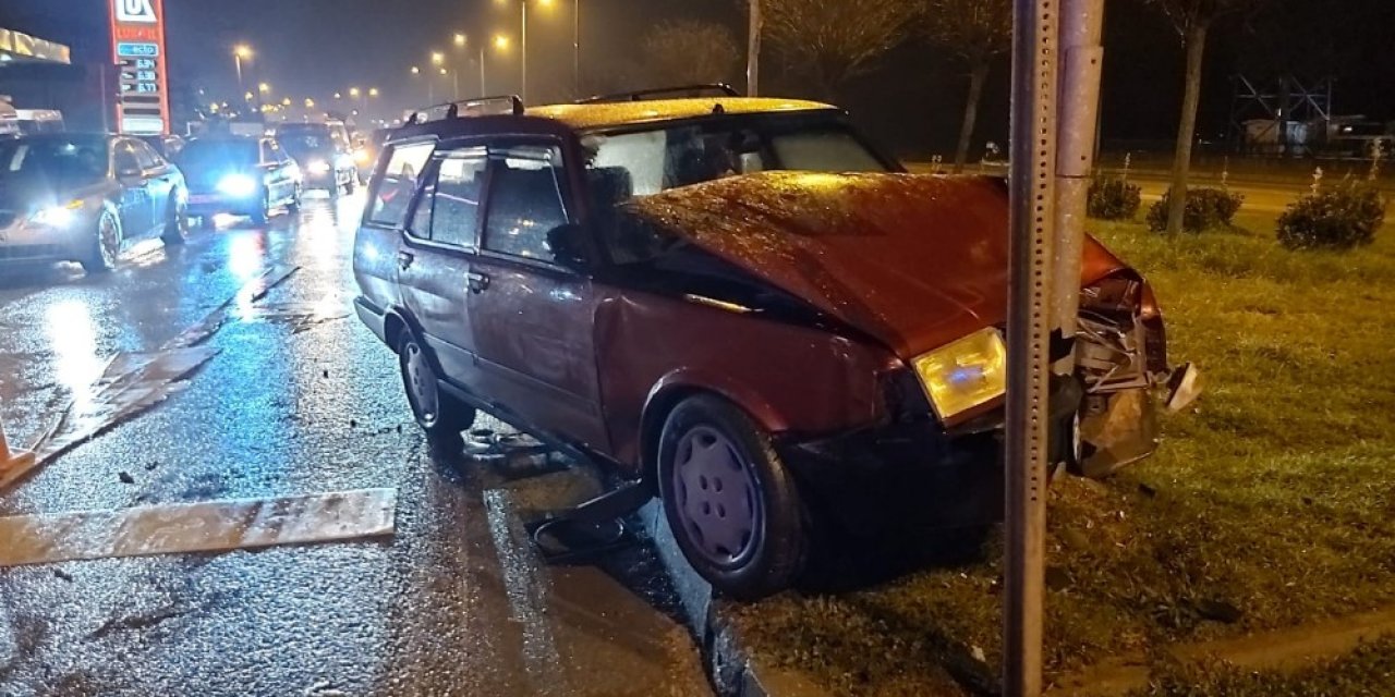 Otomobil trafik lambasına çarptı: 2 yaralı