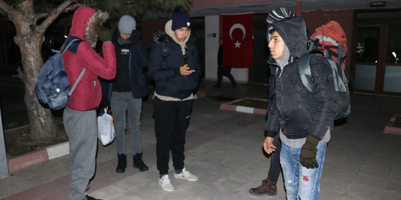 Avrupa'ya geçmek isteyen göçmenlerin Edirne'ye gelişi devam ediyor