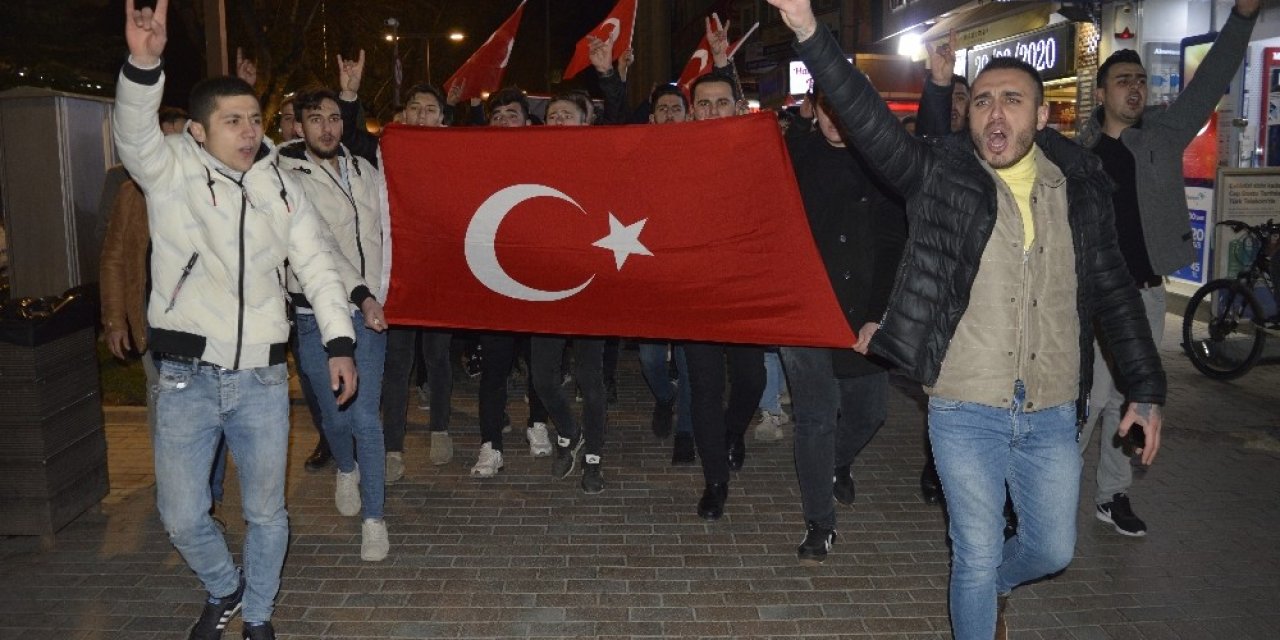 Eskişehirli gençler şehitler için yürüdü