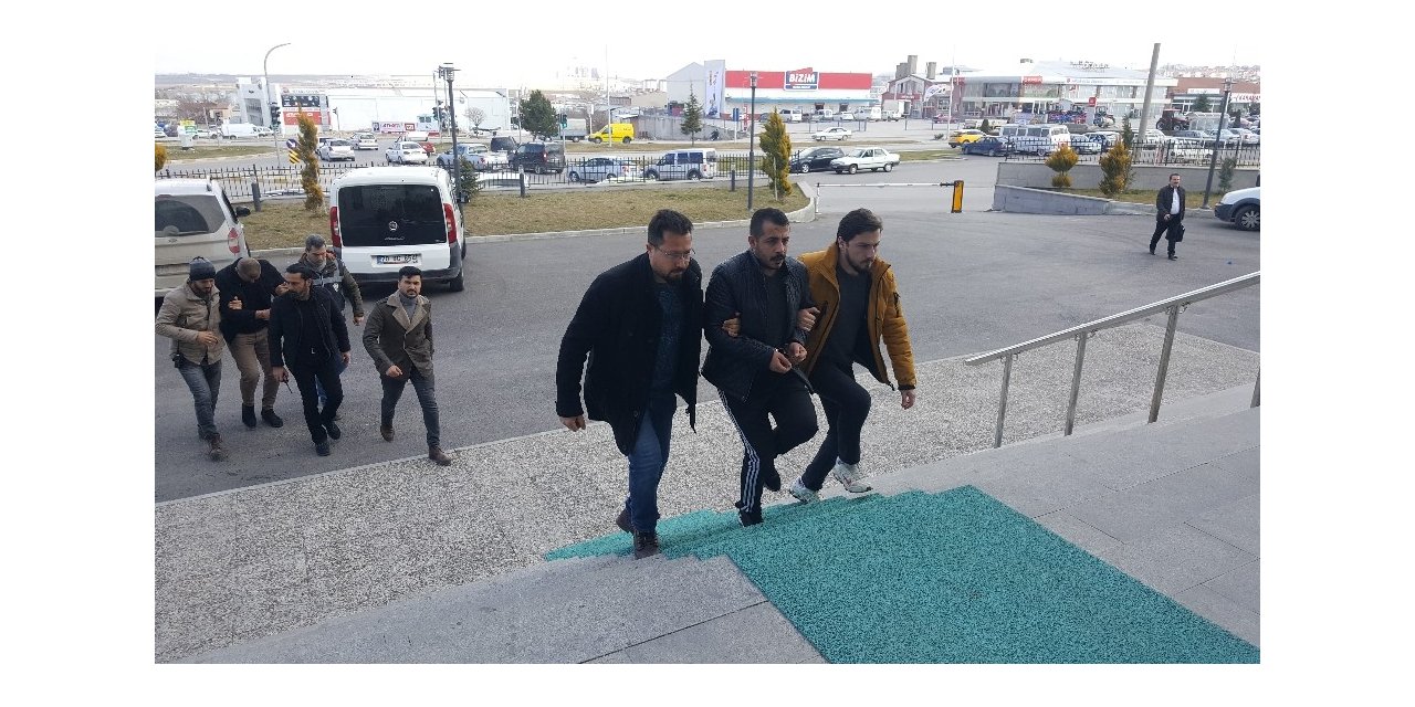 Kendilerini polis olarak tanıtıp gasp yaptıkları ileri sürülen 4 kişi tutuklandı