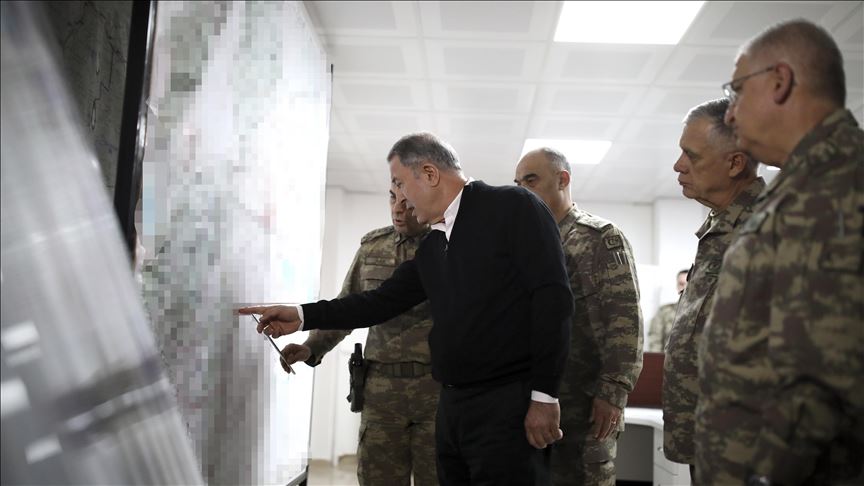 Bakan Akar ve komutanlar Suriye sınırının sıfır noktasında