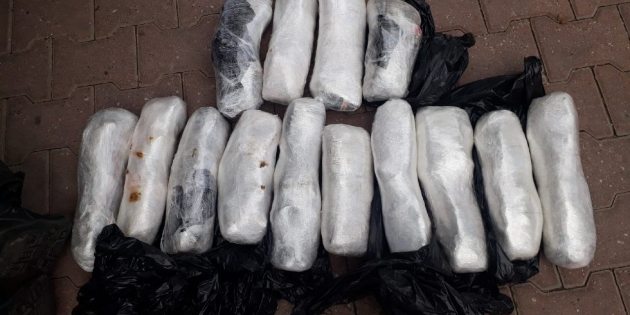 Otomobilden 14 kilo 650 gram esrar çıktı
