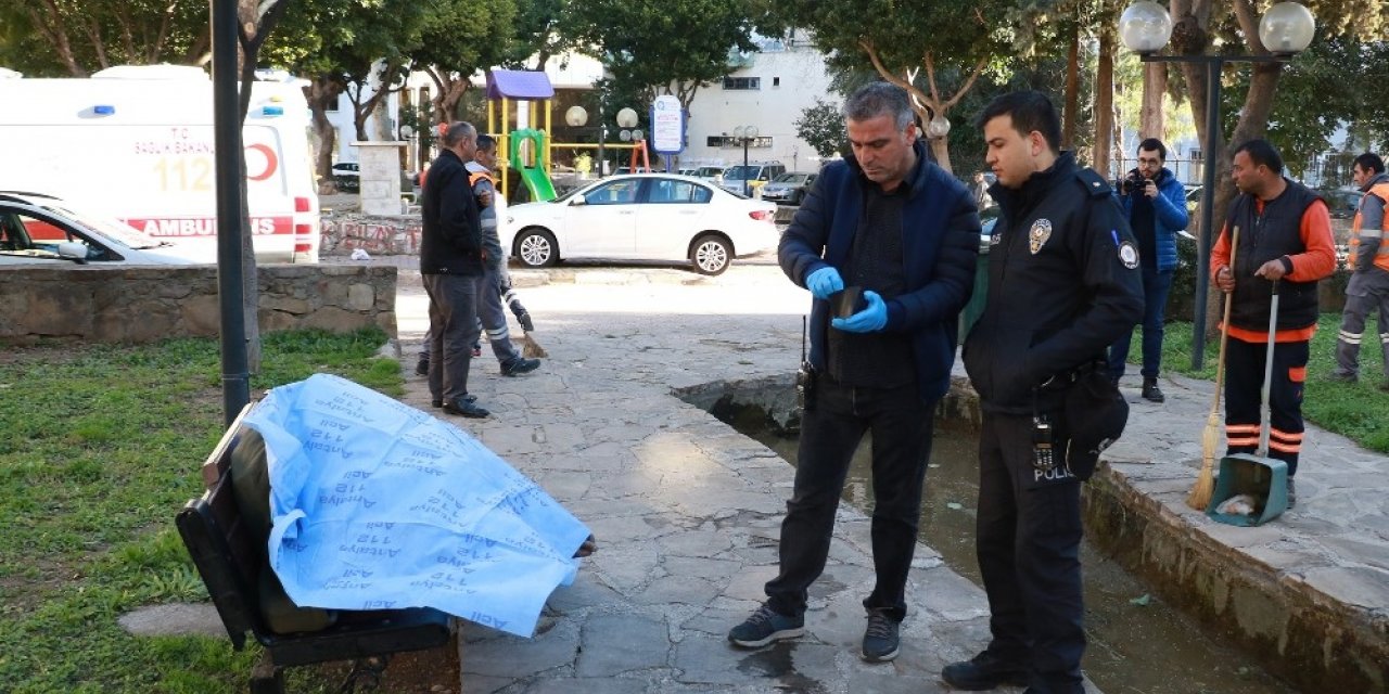Parktaki bankta ölü bulundu