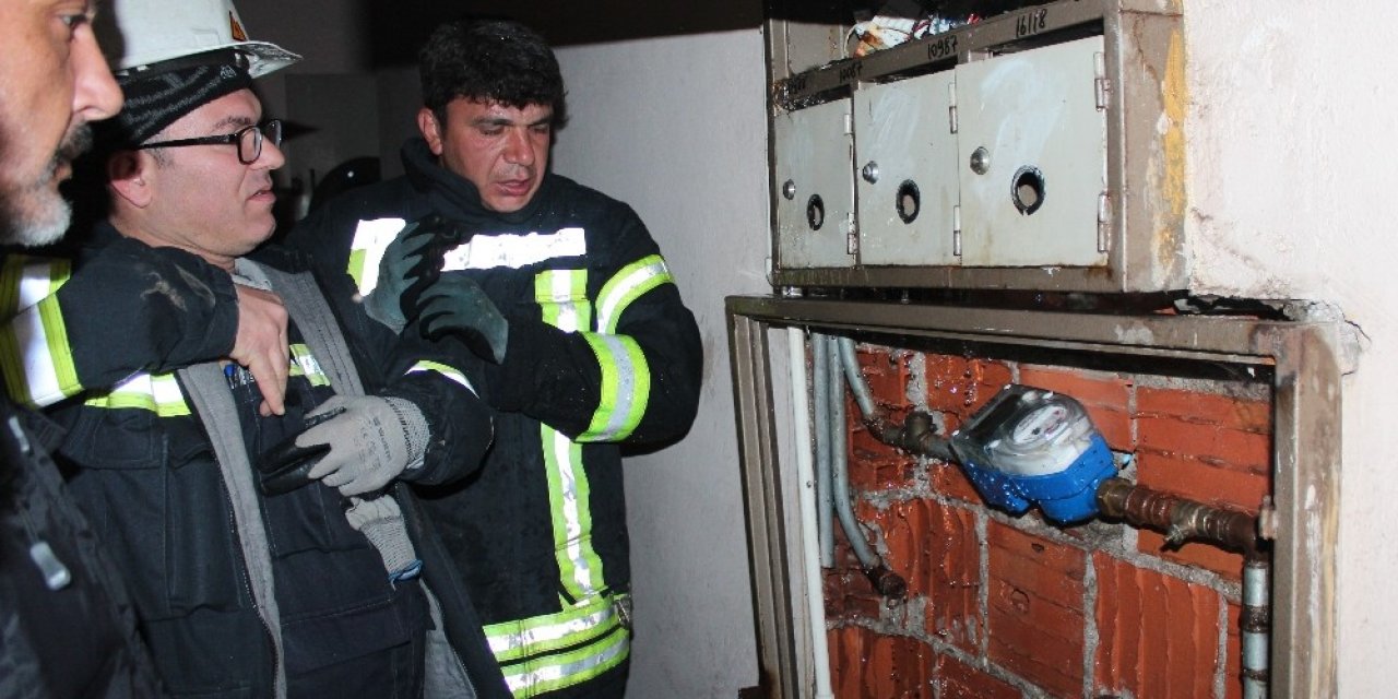 Yangın ihbarına gittiler, su borusu patlağı çıktı