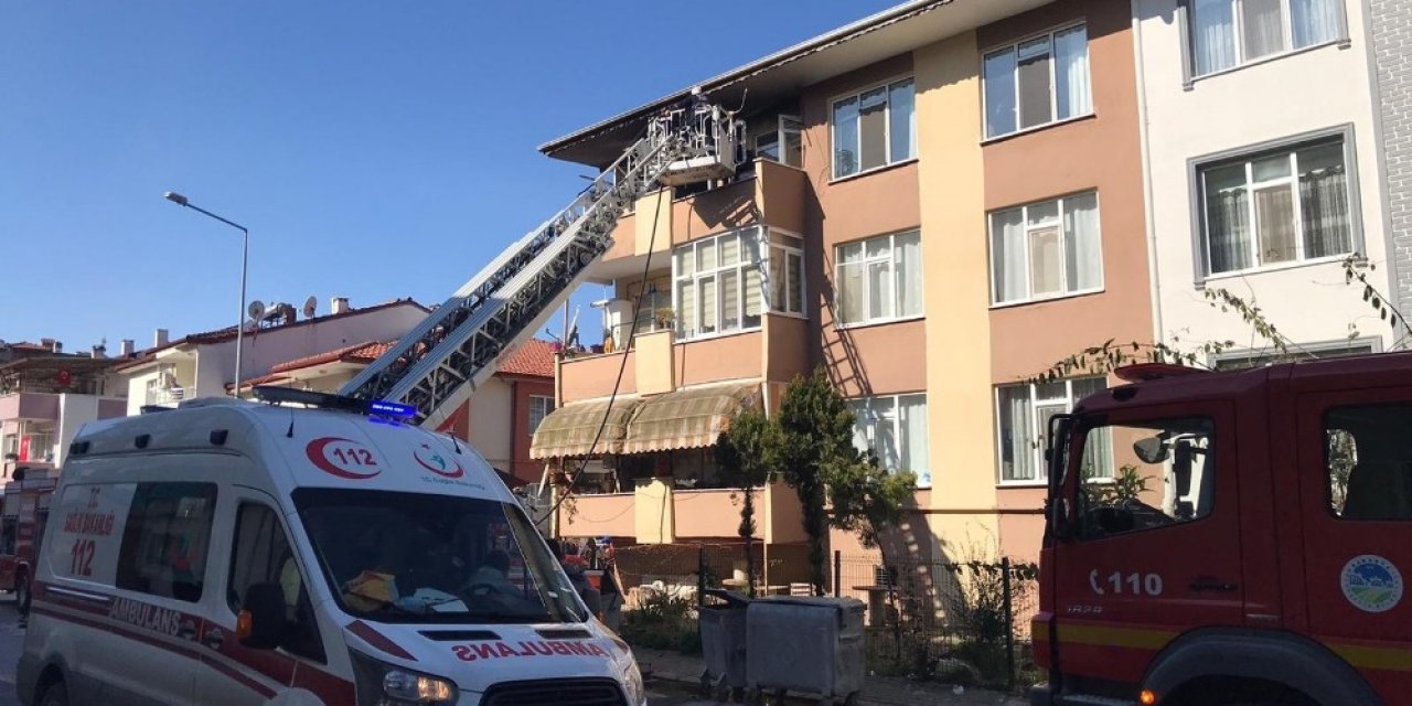 3 katlı apartmanda çıkan yangın maddi hasara yol açtı