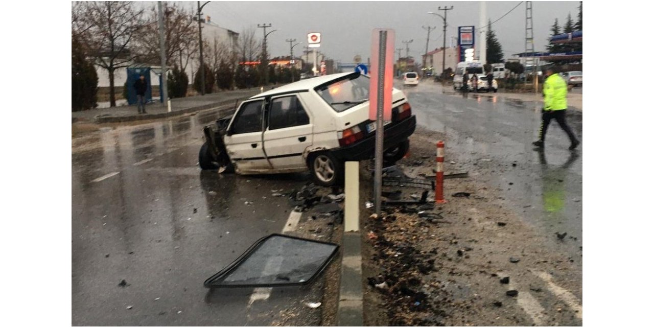 İki otomobil çarpıştı, kaza anı kameraya yansıdı