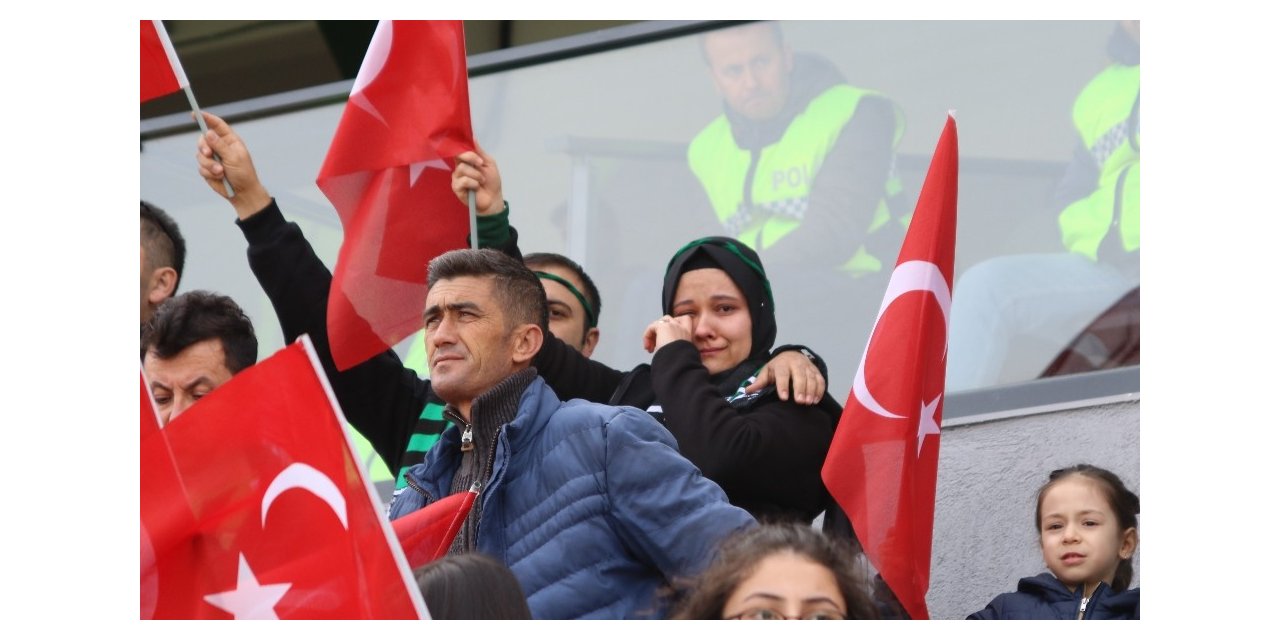 Şehitlerin isimleri okunurken tribünde hüngür hüngür ağladı