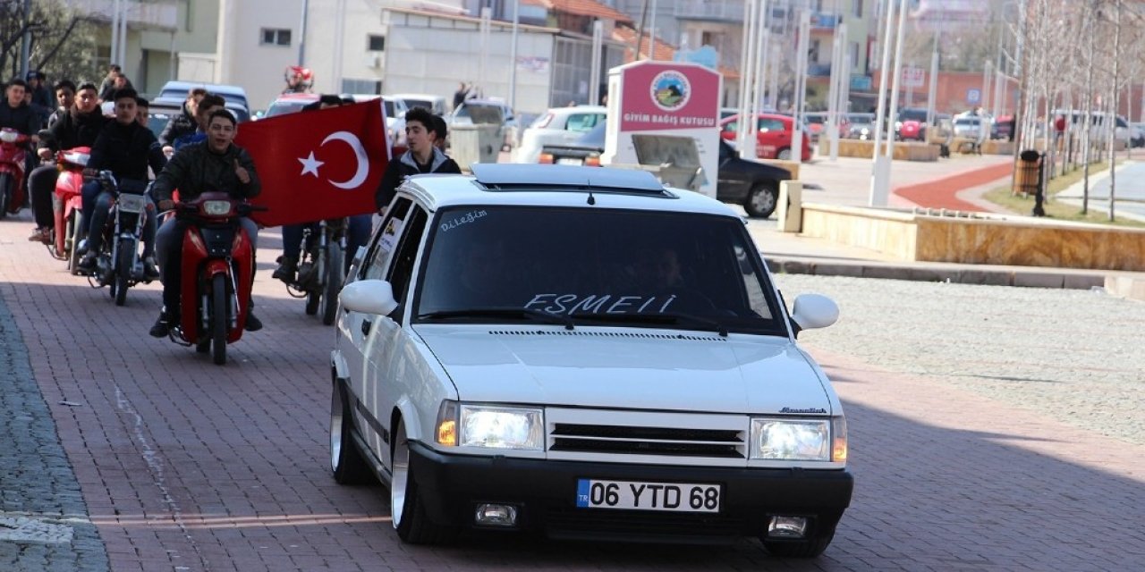 Otomobil tutkunları şehitler için konvoy yaptı