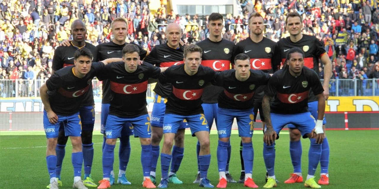 MKE Ankaragücü ısınmaya şehitler anısına siyah forma ile çıktı