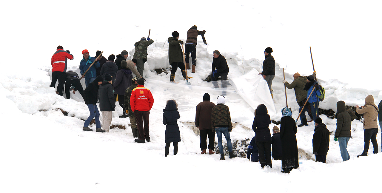 Konya'da 1700 rakımdaki çukura, yazın kullanmak üzere kar depoladılar