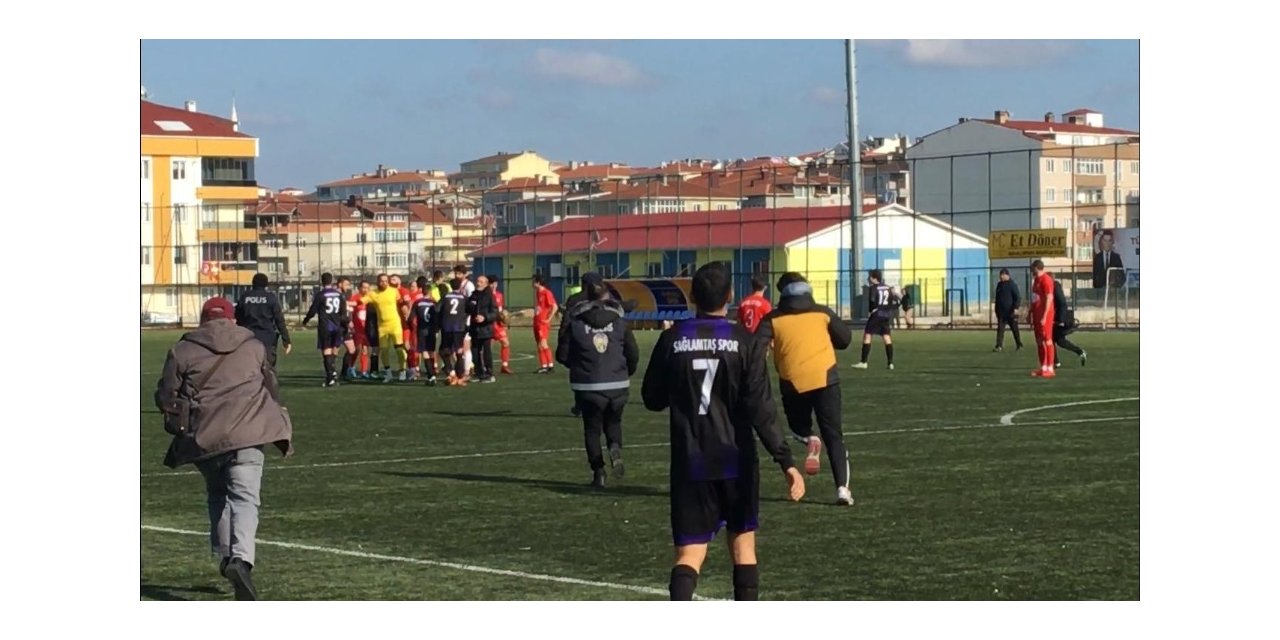 Öfkeli Antrenör hakemleri darp etmeye kalktı