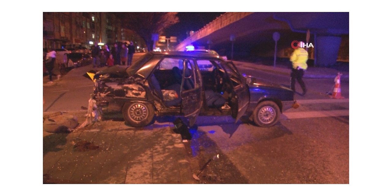 Otomobiller kavşakta çarpıştı: 4 yaralı