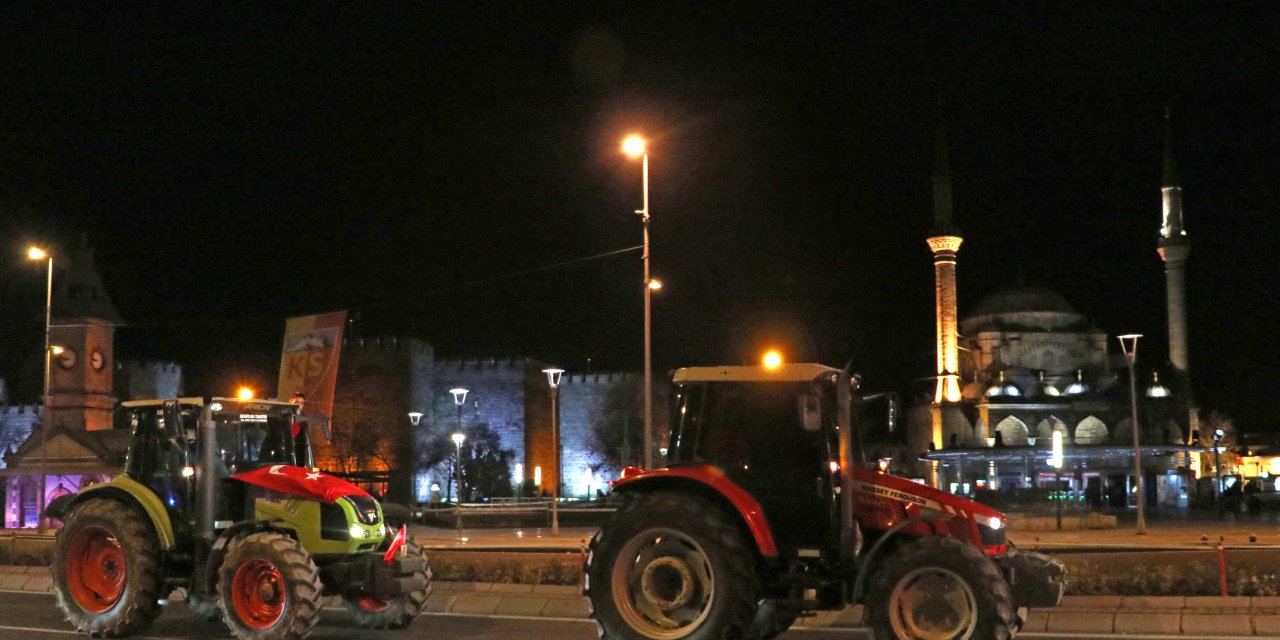 Çiftçilerden Mehmetçiğe traktörlü destek