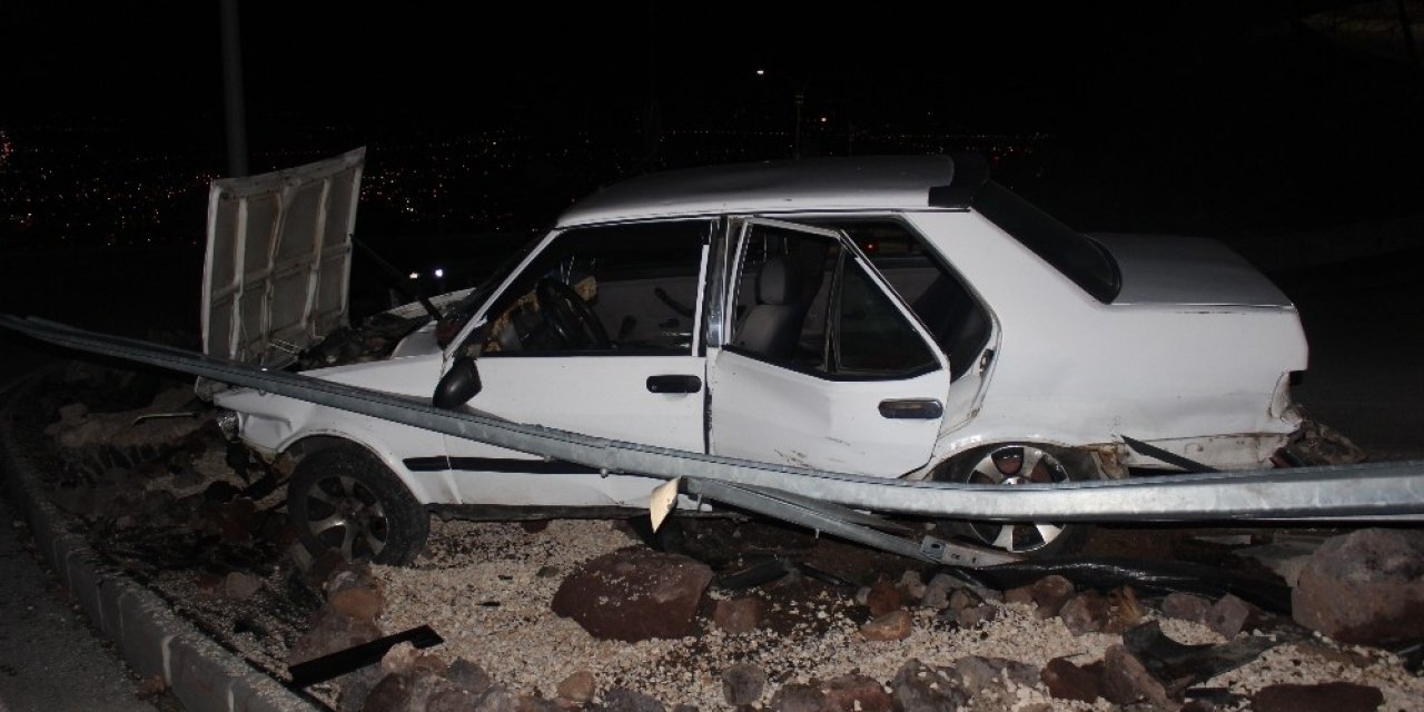 Elazığ’da otomobil bariyere çarptı: 3 yaralı