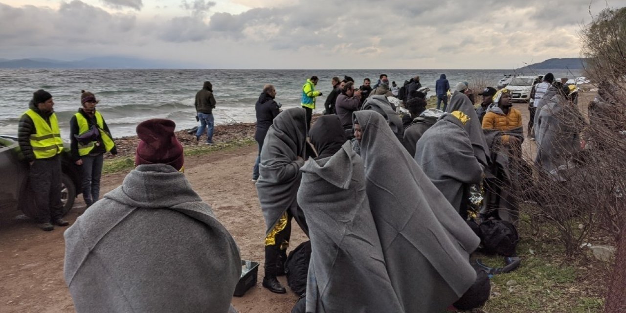 Yunan adalarında yabancı gazetecilere göçmen dayağı