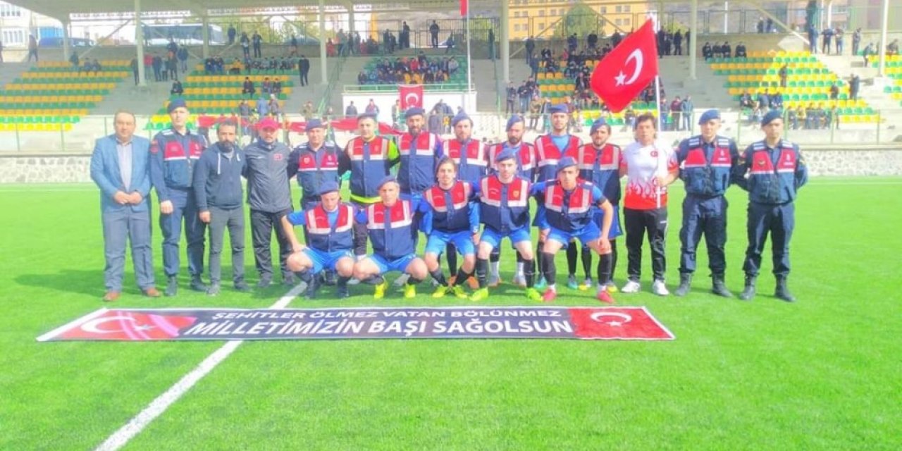 Komando beresi ve jandarma yeleğiyle maça çıktılar