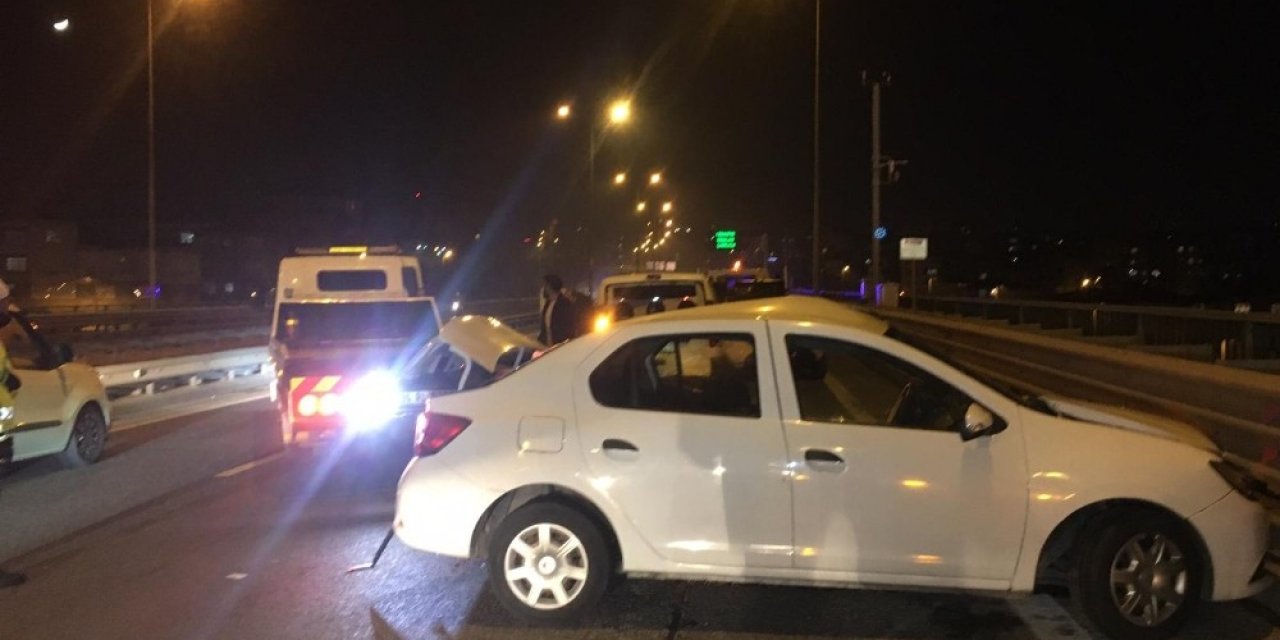 Ümraniye TEM Otoyolu’nda feci kaza: 1 ağır 4 yaralı
