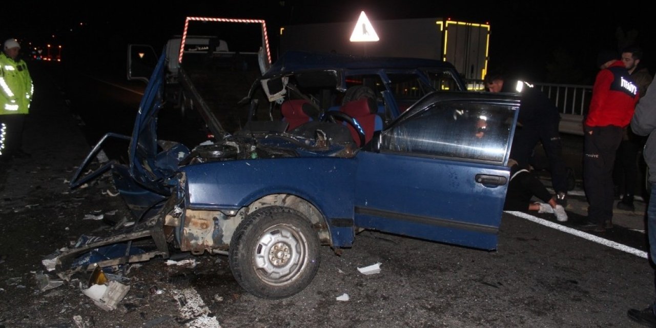 Giresun’da ters yöne giren otomobil tırla çarpıştı
