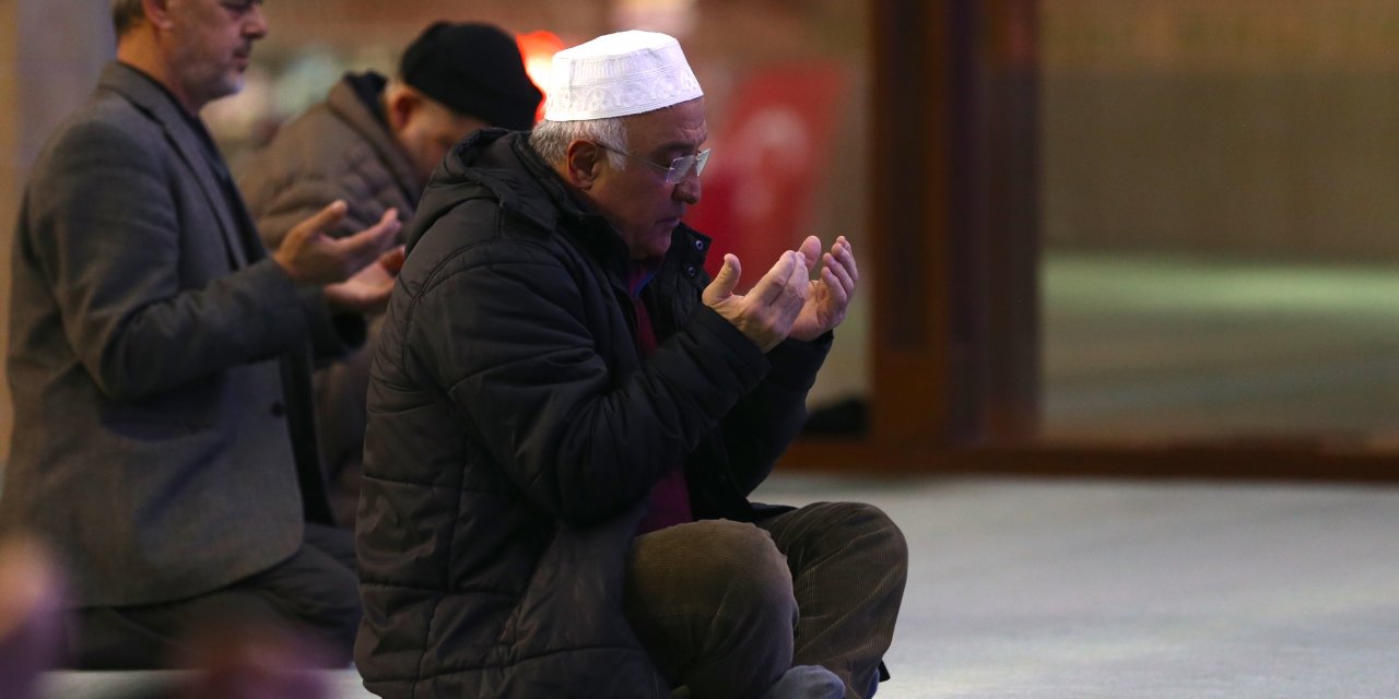 Mehmetçik için sabah namazında dua edildi