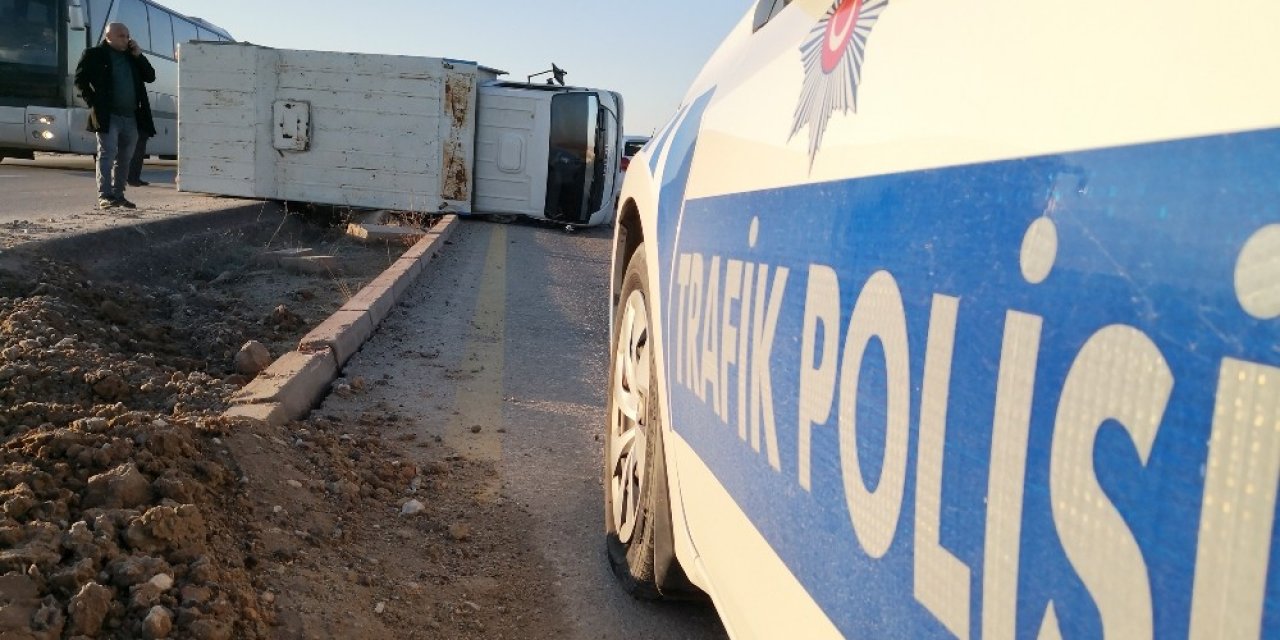 Aksaray’da kamyonet refüje devrildi: 1 yaralı
