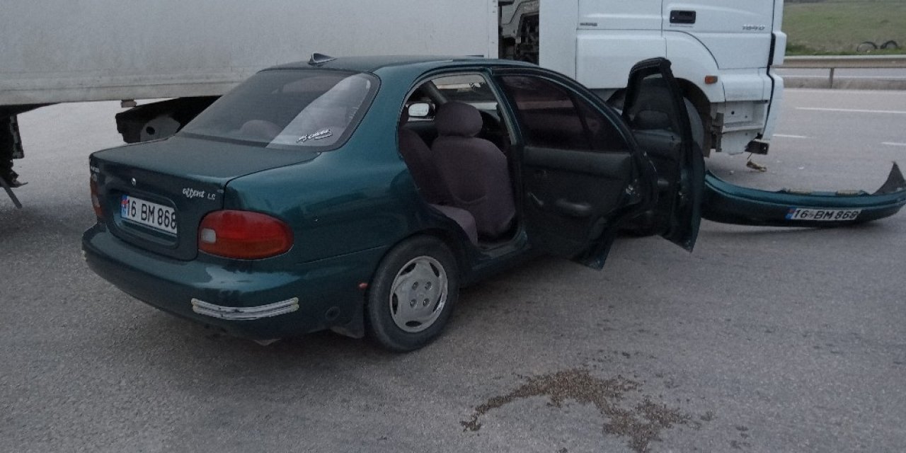 Kızını hastaneye götüren sürücü ters şeride girdi: 2 yaralı