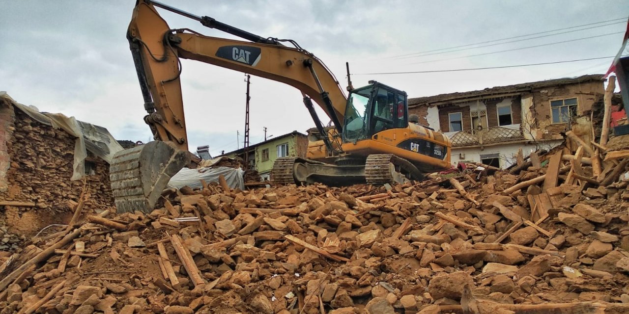 Malatya'da ağır hasarlı evler kontrollü yıkılıyor