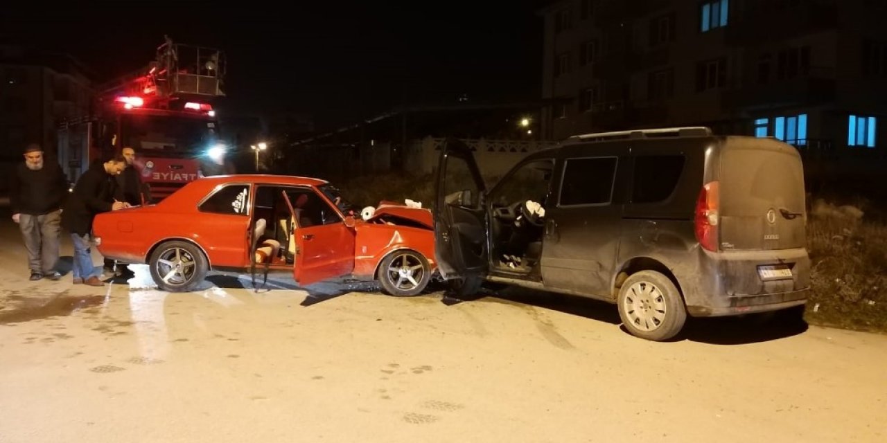 Bilecik’te otomobil ile hafif ticari araç çarpıştı: 6 yaralı