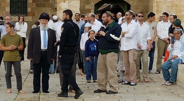 Fanatik Yahudilerden Mescid-i Aksa'ya baskın